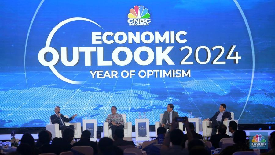 Suasana diskusi panel sesi ke tiga dalam acara CNBC Indonesia Economic Outlook 2024 di Jakarta, Kamis (29/2/2024). (CNBC Indonesia/Muhammad Sabki)