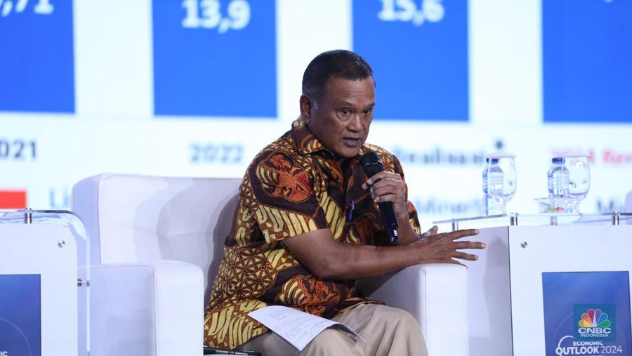 Staf Khusus Menteri ESDM Bidang Strategi Percepatan Penerapan Energi Transisi dan Pengembvangan Infrastruktur Energi, Dr. Ir. Ego Syahrial, M.SC memberikan pemaparan dalam acara CNBC Indonesia Economic Outlook 2024 di Jakarta, Kamis (29/2/2024). (CNBC Indonesia/Tri Susilo)