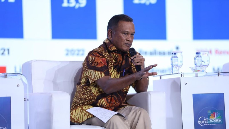 Founder & Chairman CT Corp, Chairul Tanjung memberikan pemaparan dalam acara CNBC Indonesia Economic Outlook 2024 di Jakarta, Kamis (29/2/2024). (CNBC Indonesia/Tri Susilo)