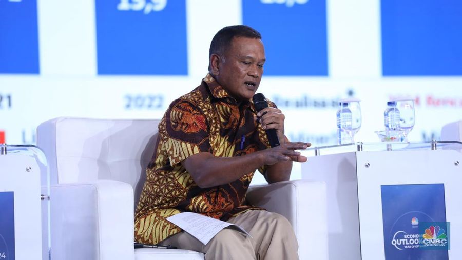 Staf Khusus Menteri ESDM Bidang Strategi Percepatan Penerapan Energi Transisi dan Pengembvangan Infrastruktur Energi, Dr. Ir. Ego Syahrial, M.SC memberikan pemaparan dalam acara CNBC Indonesia Economic Outlook 2024 di Jakarta, Kamis (29/2/2024). (CNBC Indonesia/Tri Susilo)