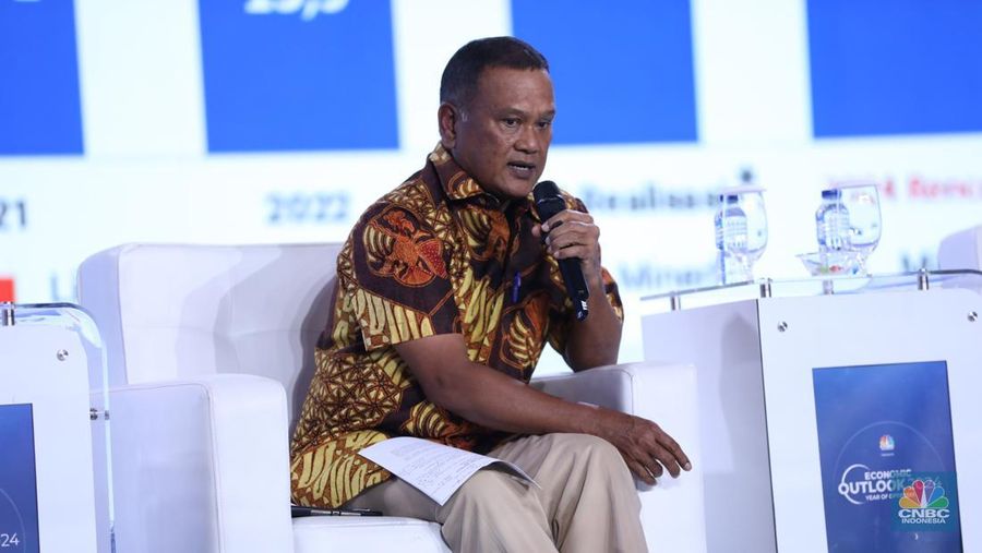 Staf Khusus Menteri ESDM Bidang Strategi Percepatan Penerapan Energi Transisi dan Pengembvangan Infrastruktur Energi, Dr. Ir. Ego Syahrial, M.SC memberikan pemaparan dalam acara CNBC Indonesia Economic Outlook 2024 di Jakarta, Kamis (29/2/2024). (CNBC Indonesia/Tri Susilo)
