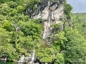 Ada Batu Gantung di Danau Toba, Tahu?