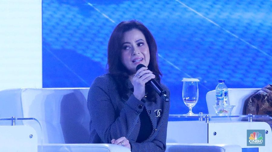 Wakil Direktur Utama Bank Mandiri, Alexandra Askandar memberikan pemaparan dalam acara CNBC Indonesia Economic Outlook 2024 di Jakarta, Kamis (29/2/2024). (CNBC Indonesia/Muhammad Sabki)