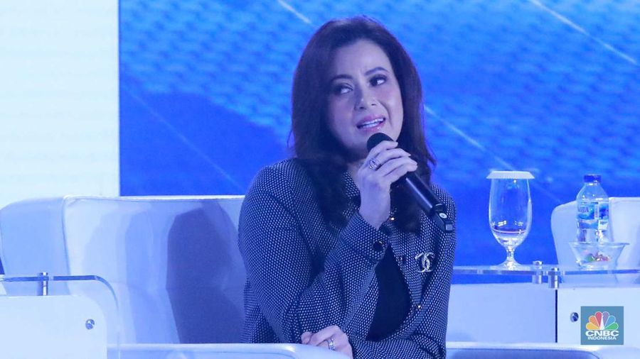 Wakil Direktur Utama Bank Mandiri, Alexandra Askandar memberikan pemaparan dalam acara ²©²ÊÍøÕ¾ Economic Outlook 2024 di Jakarta, Kamis (29/2/2024). (²©²ÊÍøÕ¾/Muhammad Sabki)