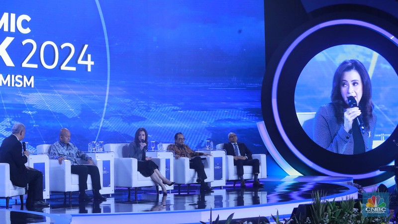 Founder & Chairman CT Corp, Chairul Tanjung memberikan pemaparan dalam acara CNBC Indonesia Economic Outlook 2024 di Jakarta, Kamis (29/2/2024). (CNBC Indonesia/Tri Susilo)