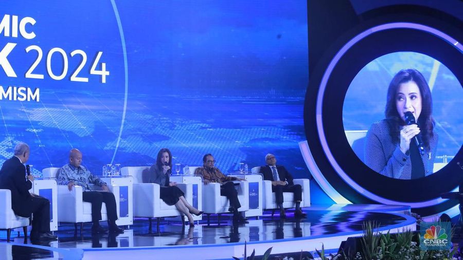 Founder & Chairman CT Corp, Chairul Tanjung memberikan pemaparan dalam acara CNBC Indonesia Economic Outlook 2024 di Jakarta, Kamis (29/2/2024). (CNBC Indonesia/Tri Susilo)