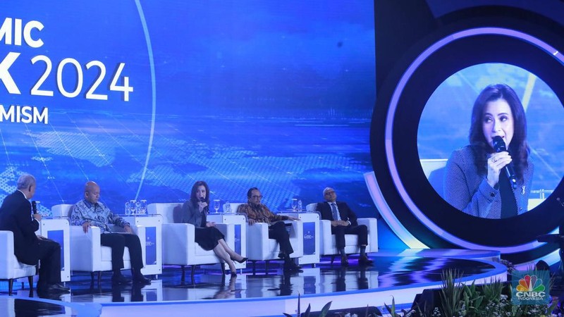 Founder & Chairman CT Corp, Chairul Tanjung memberikan pemaparan dalam acara CNBC Indonesia Economic Outlook 2024 di Jakarta, Kamis (29/2/2024). (CNBC Indonesia/Tri Susilo)
