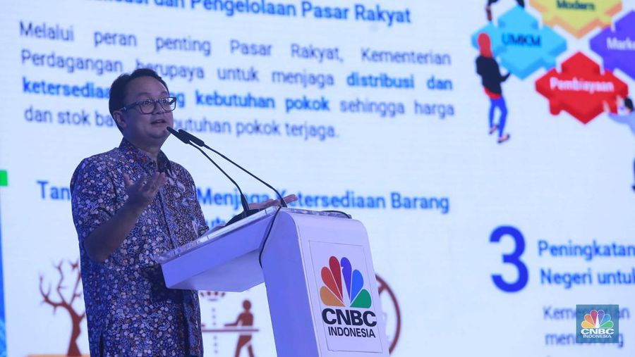 Wakil Menteri Perdagangan Indonesia, Jerry Sambuaga memberikan pemaparan dalam acara CNBC Indonesia Economic Outlook 2024 di Jakarta, Kamis (29/2/2024). (CNBC Indonesia/Muhammad Sabki)