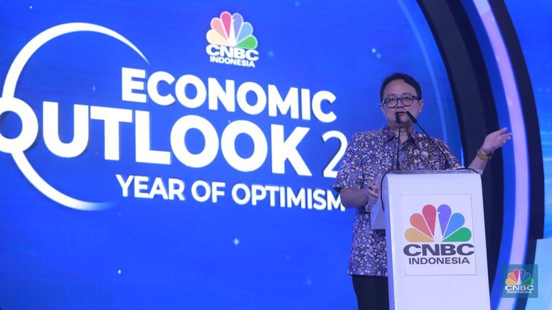 Founder & Chairman CT Corp, Chairul Tanjung memberikan pemaparan dalam acara CNBC Indonesia Economic Outlook 2024 di Jakarta, Kamis (29/2/2024). (CNBC Indonesia/Tri Susilo)
