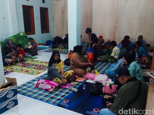 Malam Somratuh di Pengungsian Usai Rumahnya di Pelosok KBB Ambruk