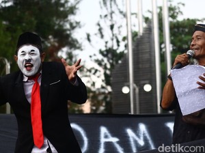 Demo di Bundaran UGM, Ada Pantomim Si Bisu Kirim Surat Cinta ke Penguasa