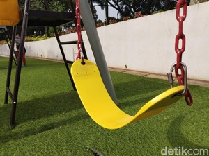 Duh! Baru Juga Buka, Ayunan di Area Bermain Anak Taman Monju Sudah Rusak