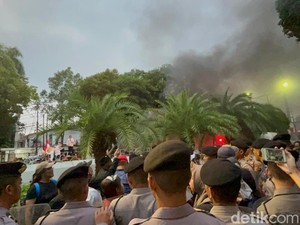 Penjelasan Polisi soal Demo Ricuh di Depan KPU Kemarin
