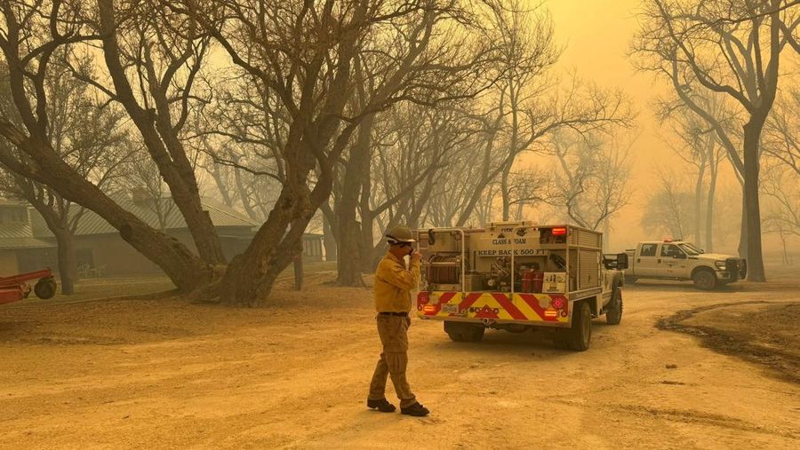 Dinas Kehutanan Texas A&M melaporkan bahwa enam kebakaran besar, yang dipicu oleh suhu panas saat musim dingin dan angun kencang, masih berkobar secara aktif, Texas, Amerika Serikat. (via REUTERS/FLOWER MOUND TEXAS FIRE DEPARTME) Dinas Kehutanan Texas A&M melaporkan bahwa enam kebakaran besar, yang dipicu oleh suhu panas saat musim dingin dan angun kencang, masih berkobar secara aktif, Texas, Amerika Serikat. (via REUTERS/FLOWER MOUND TEXAS FIRE DEPARTME)