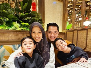 Antusias 2 Putra Dude Harlino-Alyssa Soebandono Sambut Kelahiran Putri Bungsu