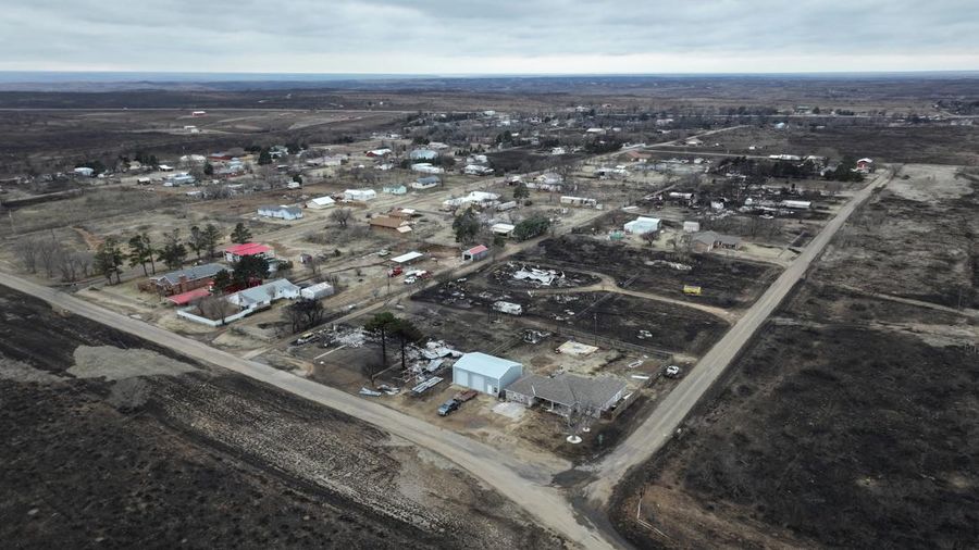 Dinas Kehutanan Texas A&M melaporkan bahwa enam kebakaran besar, yang dipicu oleh suhu panas saat musim dingin dan angun kencang, masih berkobar secara aktif, Texas, Amerika Serikat. (REUTERS/Nathan Frandino)