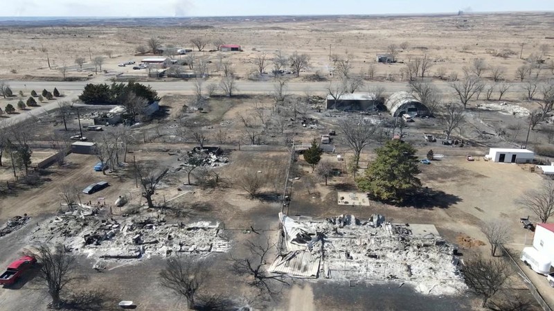 Foto udara memperlihatkan rumah-rumah yang hancur akibat kebarkaran hutan di Texas, Amerika Serikat, Kamis (29/2/2024). (Tucker Stroud/via REUTERS)
