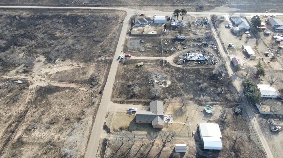 Foto udara memperlihatkan rumah-rumah yang hancur akibat kebarkaran hutan di Texas, Amerika Serikat, Kamis (29/2/2024). (Tucker Stroud/via REUTERS)