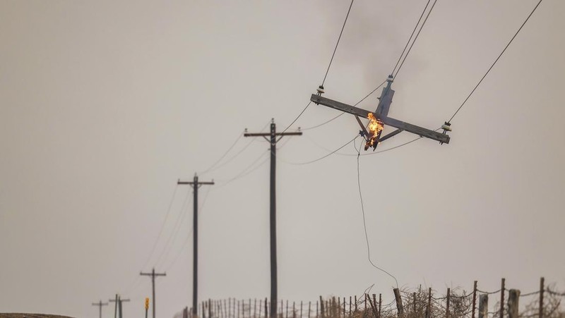 Dinas Kehutanan Texas A&M melaporkan bahwa enam kebakaran besar, yang dipicu oleh suhu panas saat musim dingin dan angun kencang, masih berkobar secara aktif, Texas, Amerika Serikat. (REUTERS/Nathan Frandino)