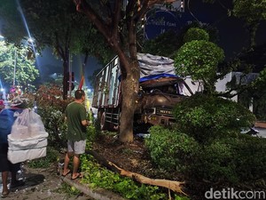 Truk Tronton Tabrak Pohon Seberang Hotel Sahid Surabaya, Sopir Terjepit