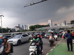 Massa Demo Bubar, Lalin Jalan Gatot Subroto di Depan DPR Kembali Dibuka