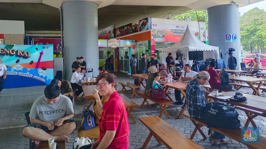 Layanan kopi gratis bagi penumpang kereta api di Stasiun Gambir. (CNBC Indonesia/Martyasari Rizky)