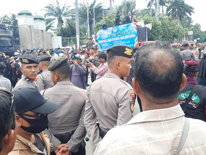 Massa Demo di Depan DPR Bertambah, Lalin di Jalan Gatsu dan TransJ Ditutup