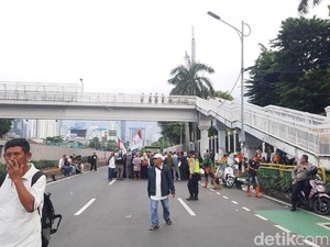 Massa Demo di DPR Bubar, Jalan Gatsu Kembali Dibuka