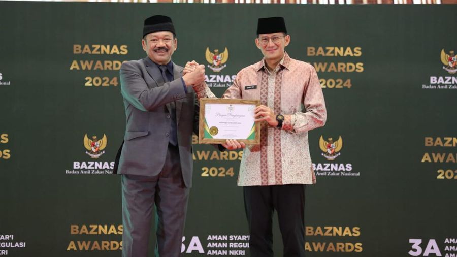 Menteri Pariwisata dan Ekonomi Kreatif, Sandiaga Salahuddin Uno terima penghargaan yang diraih sebagai Muzaki Teladan 2024 di ajang BAZNAS Awards 2024. (Dok: Istimewa)