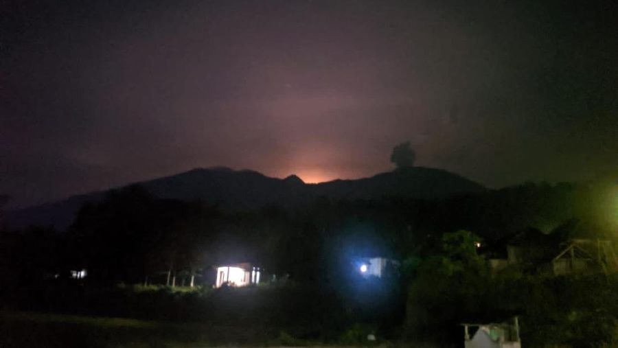 Pancaran cahaya volcanic glow berwarna jingga-kemerahan dari aktivitas vulkanik Gunungapi Marapi terpantau dari Pos Pengamatan Gunungapi Nagari Sariak, Kecamatan Sungai Pua, Kabupaten Agam, Sumatera Barat, Kamis (29/2) malam. (Dok. BNPB)