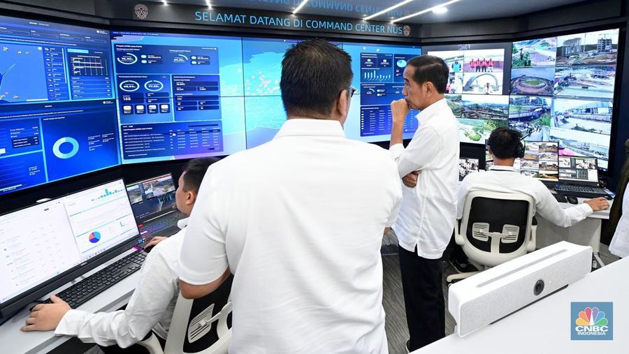 Presiden Joko Widodo (Jokowi) meninjau langsung pusat komando atau (command center) Ibu Kota Nusantara, Jumat (1/3/2024). Pusat komando ini terletak di hunian pekerja konstruksi IKN. (CNBC Indonesia/Emir Yanwardhana)