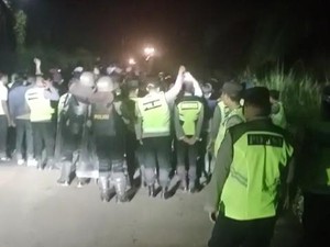 Massa Geruduk Kantor KPU Empat Lawang, Rapat Pleno Sempat Disetop