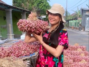 Salut! Wanita Muda Ini Jadi Petani Bawang Merah dan Kantongi Puluhan Juta
