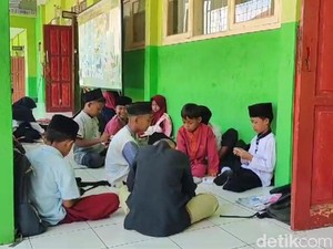 Siswa SD Tasikmalaya Belajar di Teras gegara Ada Longsor