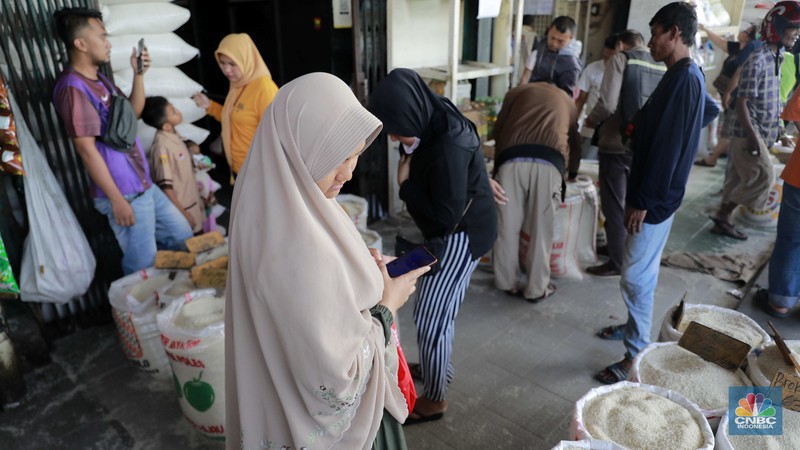 Suasana aktifitas salah satu toko beras di Pasar Induk Beras, Cipinang, Jakarta, Jumat, (1/3/2024). (CNBC Indonesia/Muhammad Sabki) Suasana aktifitas salah satu toko beras di Pasar Induk Beras, Cipinang, Jakarta, Jumat, (1/3/2024). (CNBC Indonesia/Muhammad Sabki)