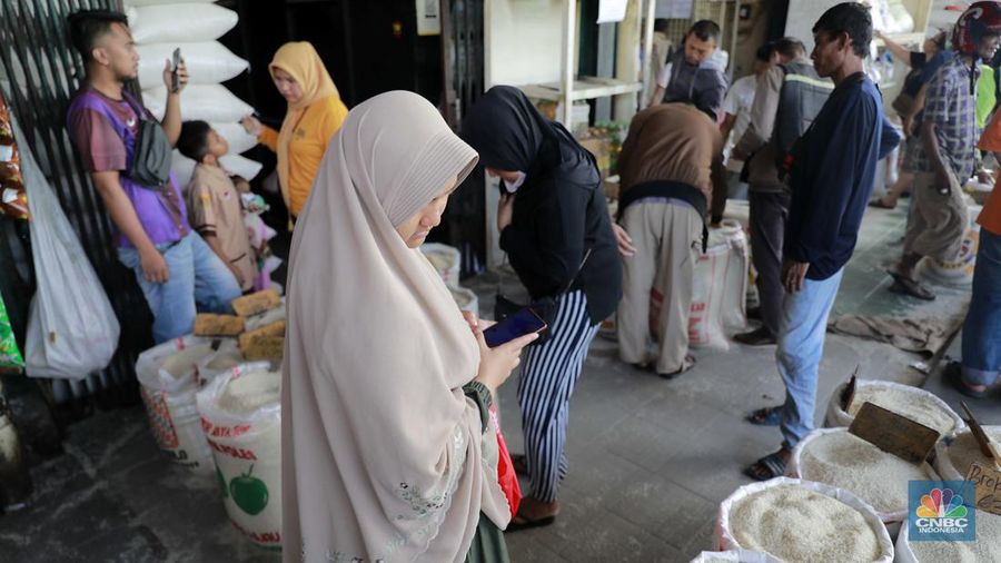 Suasana aktifitas salah satu toko beras di Pasar Induk Beras, Cipinang, Jakarta, Jumat, (1/3/2024). (CNBC Indonesia/Muhammad Sabki)