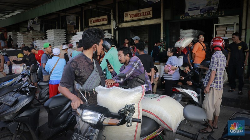 Suasana aktifitas salah satu toko beras di Pasar Induk Beras, Cipinang, Jakarta, Jumat, (1/3/2024). (CNBC Indonesia/Muhammad Sabki) Suasana aktifitas salah satu toko beras di Pasar Induk Beras, Cipinang, Jakarta, Jumat, (1/3/2024). (CNBC Indonesia/Muhammad Sabki)