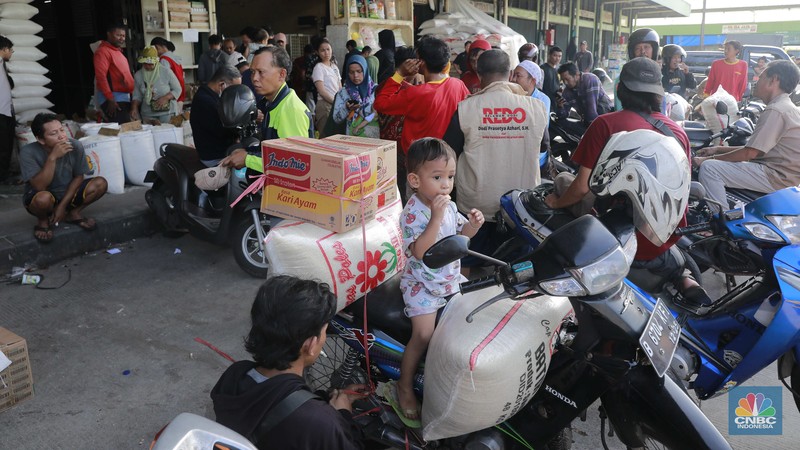 Suasana aktifitas salah satu toko beras di Pasar Induk Beras, Cipinang, Jakarta, Jumat, (1/3/2024). (CNBC Indonesia/Muhammad Sabki) Suasana aktifitas salah satu toko beras di Pasar Induk Beras, Cipinang, Jakarta, Jumat, (1/3/2024). (CNBC Indonesia/Muhammad Sabki)