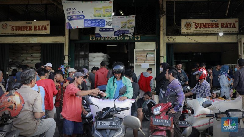 Suasana aktifitas salah satu toko beras di Pasar Induk Beras, Cipinang, Jakarta, Jumat, (1/3/2024). (CNBC Indonesia/Muhammad Sabki)