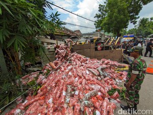 Truk Boks Tabrak Pohon Lalu Terguling Hancurkan Teras Rumah Warga Ponorogo