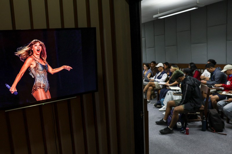 University of the Philippines yang merupakan kampus terkemuka di negara tersebut meluncurkan studi khusus yang mempelajari tentang penyanyi Taylor Swift. (REUTERS/Eloisa Lopez)