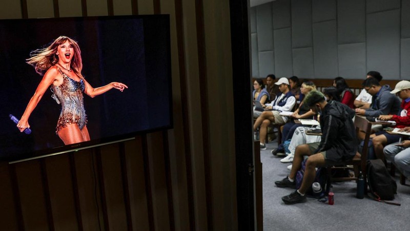 University of the Philippines yang merupakan kampus terkemuka di negara tersebut meluncurkan studi khusus yang mempelajari tentang penyanyi Taylor Swift. (REUTERS/Eloisa Lopez)