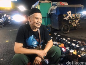 Siasat Uus Berjualan di Pasar Lilin Tegallega, Melucu Agar Sepatu Laku