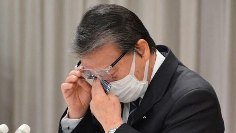 Walikota Hideo Kojima menyeka air matanya saat berbicara pada konferensi pers di kota Ginan, prefektur Gifu. Pengunduran diri walikota Jepang yang menghadapi 99 tuduhan pelecehan seksual memicu kemarahan di media sosial pada 1 Maret, setelah ia menyangkal beberapa kasus dan menangis pada konferensi pers. (Foto oleh JIJI Press / AFP) / Japan OUT)