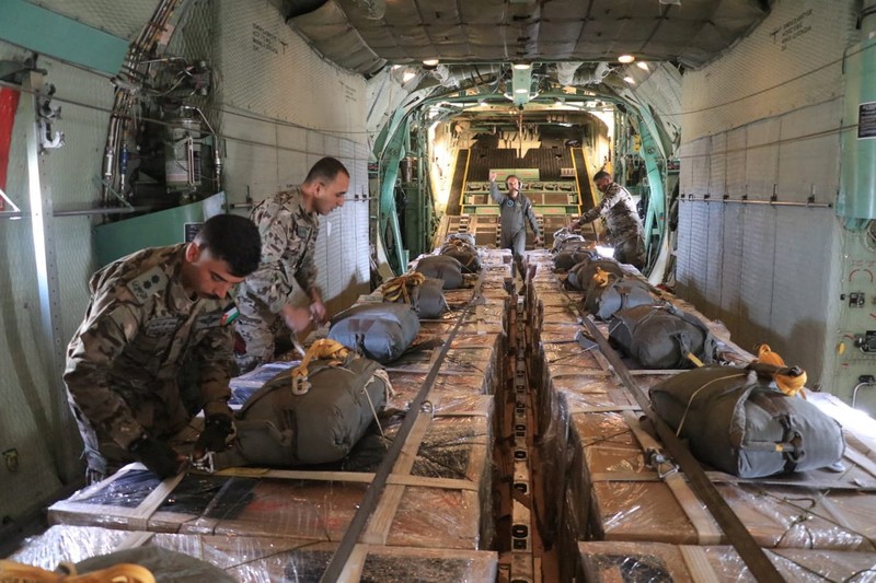 Anggota Angkatan Bersenjata Yordania bersiap untuk menjatuhkan paket bantuan melalui udara ke beberapa wilayah di utara Gaza, dalam gambar selebaran tak bertanggal yang dirilis pada 1 Maret 2024. (via REUTERS/JORDANIAN ARMED FORCES)