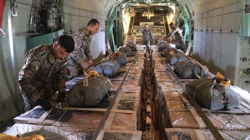 Anggota Angkatan Bersenjata Yordania bersiap untuk menjatuhkan paket bantuan melalui udara ke beberapa wilayah di utara Gaza, dalam gambar selebaran tak bertanggal yang dirilis pada 1 Maret 2024. (via REUTERS/JORDANIAN ARMED FORCES)