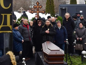 Navalny Dimakamkan di Moskow, Ribuan Pelayat Beri Penghormatan Terakhir