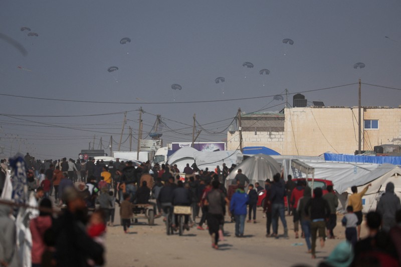 Anggota Angkatan Bersenjata Yordania bersiap untuk menjatuhkan paket bantuan melalui udara ke beberapa wilayah di utara Gaza, dalam gambar selebaran tak bertanggal yang dirilis pada 1 Maret 2024. (via REUTERS/JORDANIAN ARMED FORCES) Anggota Angkatan Bersenjata Yordania bersiap untuk menjatuhkan paket bantuan melalui udara ke beberapa wilayah di utara Gaza, dalam gambar selebaran tak bertanggal yang dirilis pada 1 Maret 2024. (via REUTERS/JORDANIAN ARMED FORCES)