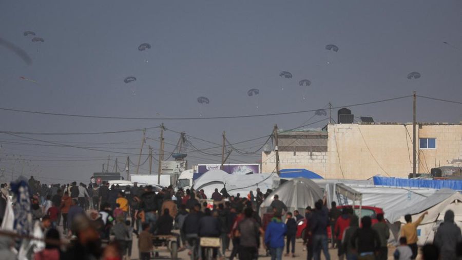 Anggota Angkatan Bersenjata Yordania bersiap untuk menjatuhkan paket bantuan melalui udara ke beberapa wilayah di utara Gaza, dalam gambar selebaran tak bertanggal yang dirilis pada 1 Maret 2024. (via REUTERS/JORDANIAN ARMED FORCES)