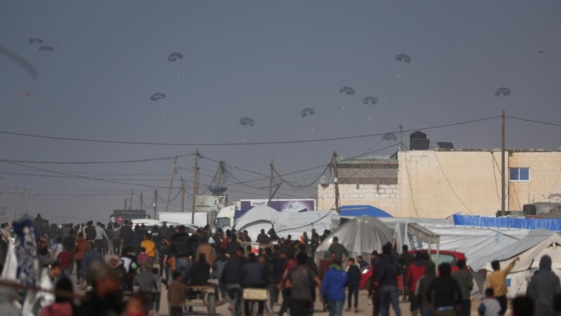 Anggota Angkatan Bersenjata Yordania bersiap untuk menjatuhkan paket bantuan melalui udara ke beberapa wilayah di utara Gaza, dalam gambar selebaran tak bertanggal yang dirilis pada 1 Maret 2024. (via REUTERS/JORDANIAN ARMED FORCES)